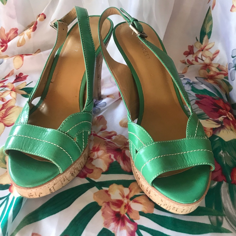 Beautiful green Nine West, size 7 sandals.